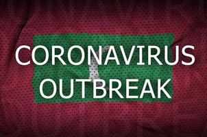 maldiverna flagga och coronavirus utbrott inskrift. covid-19 eller 2019-ncov virus foto