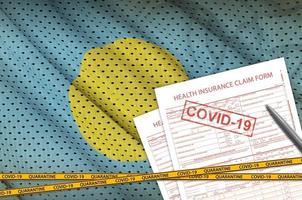 palau flagga och hälsa försäkring krav form med covid-19 stämpel. coronavirus eller 2019-ncov virus begrepp foto