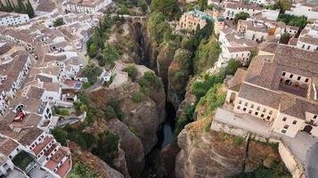 flygdrönare utsikt över byn ronda. vita byar i provinsen Malaga, Andalusien, Spanien. vacker by på bergets klippa. turistmål. semester och njut av solen. foto