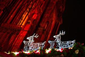 strasbourg, Frankrike - december 2015 - jul dekorationer i främre av Strasbourg katedral foto