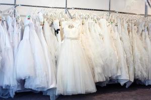 samling av bröllopsklänningar i butiken
