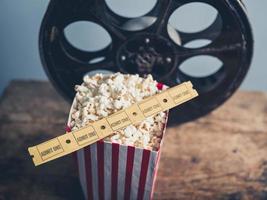 gammal filmrulle, popcorn och biljetter