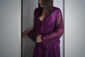 asiatisk kvinnor i en lila spets nattlinne ha diarre på natt foto