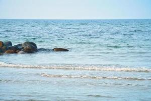 sten groynes, vågbrytare i de vatten av de kust i Danmark. solig dag foto