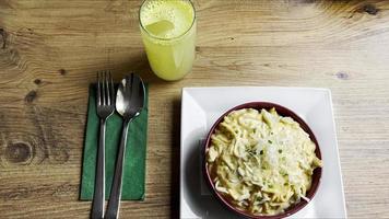 utsökt måltid som heter mac och ost på en restaurang tabell foto