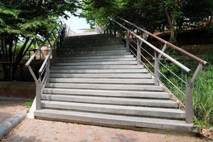 betong trappsteg i de offentlig parkera. foto