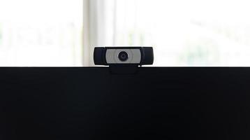 stänga upp kamera webbkamera bärbar installerad på de dator skärm foto