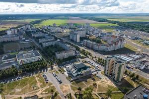 antenn panorama- se från höjd av en flera våningar bostads- komplex och urban utveckling i höst dag foto