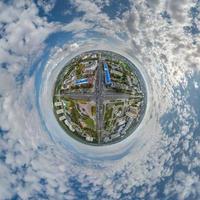 mycket liten planet i himmel med moln utsikt gammal stad, urban utveckling, historisk byggnader och vägskäl. omvandling av sfärisk 360 panorama i abstrakt antenn se. foto