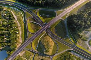 antenn se av väg utbyte eller motorväg genomskärning. korsning nätverk av transport tagen förbi Drönare. foto