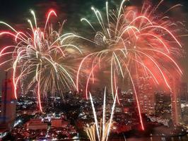 hög vinkel se fantastisk Flerfärgad lång exponering skott av fyrverkeri över chao phraya flod, stadsbild av Bangkok, festival, firande, Lycklig ny år, företag arkitektur. foto