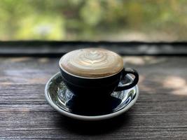 kopp av cappuccino med mjölk foto