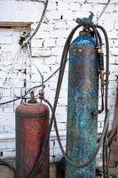 gammal gas cylindrar för svetsning och skärande. rostig propån och oxig foto