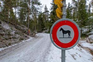 väg tecken för hästar foto