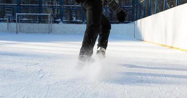 vuxen herr- is skridskor närbild på is i vinter- utomhus- på de flytta. rullande och glidning i frostig solig dag, aktiva vinter- sporter och livsstil foto