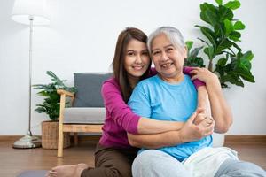 asiatisk försiktig vårdgivare eller sjuksköterska tar vård av de patient i en Hem. begrepp av Lycklig pensionering med vård från en vårdgivare och besparingar och senior hälsa försäkring, en Lycklig familj foto