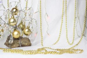 jul bakgrund med en jul träd på som små gyllene bollar hänga. selektiv fokus, en bild för de bakgrund. de begrepp av jul och ny år. foto