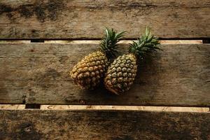 ananas frukt på trä- yta foto