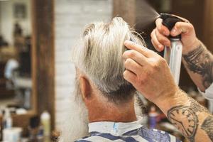 frisör framställning eleganta frisyr för en stilig gammal man foto