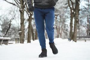 joggare man löpning i vinter- stad parkera foto