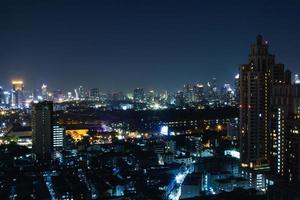 naturskön se av modern bangkok stad på natt foto