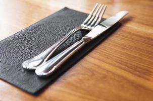 gaffel och kniv på de tabell i restaurang foto