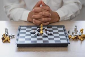 affärsman planera en schack promenad entreprenörer är planera deras företag till konkurrera med deras konkurrenter i marknadsföring. foto