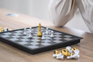 affärsman planera en schack promenad entreprenörer är planera deras företag till konkurrera med deras konkurrenter i marknadsföring. foto
