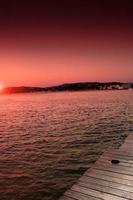 skön solnedgång i de hamn av santona. Kantabrien, Spanien. vertikal bild. foto