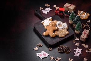 Hem festlig jul tabell dekorerad förbi leksaker och pepparkakor foto