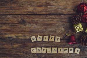 glad jul. jul hälsning kort med rustik trä och ornament. foto