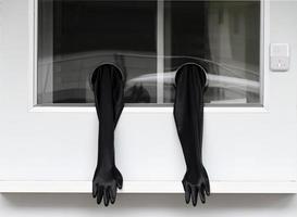 mobil svabb testa med svart sudd handskar i fönster foto