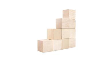 pyramid steg, stege tillverkad av trä- kuber, med Plats för text. vit isolerat bakgrund. kopia Plats. foto