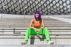sorglös kvinna bär färgrik sportkläder på de gata under sommar dag foto