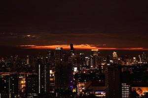 se av de modern bangkok stad under solnedgång foto