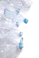 begrepp av förorening och återvinning. annorlunda Begagnade plast flaskor foto