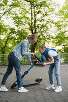 mor hjälper henne dotter efter faller olycka e-skoter foto