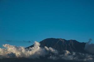 topp av de agung berg i de moln foto