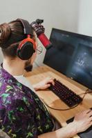 ung man gamer spelar video spel på hans modern personlig dator foto