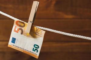 euro sedel är hängd på en rep med klädnypa foto