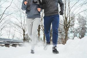 sportigt par under vinter- joggning i stad parkera foto