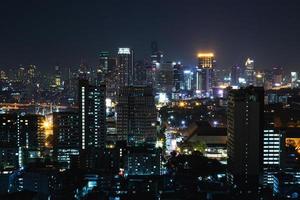naturskön se av modern bangkok stad på natt foto