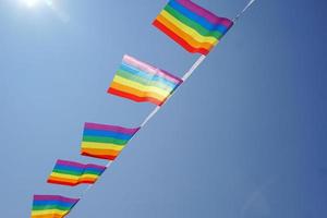 HBTQ flagga på blå himmel bakgrund, den är en symbol av lesbisk, Gay, bisexuell, och trans HBTQ stolthet och HBTQ social rörelser. också känd som de Gay stolthet flagga eller HBTQ. foto