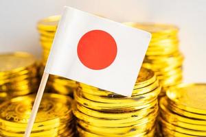 hög med mynt pengar med Japans flagga, finans bankkoncept. foto