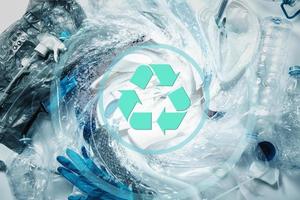 plast avfall och återvinning symbol. begrepp av plast återvinna eller greenwashing. foto