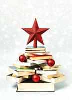 jul begrepp bakgrund. böcker i de form av en jul träd med jul bollar och röd stjärna foto