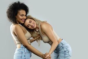 caucasian och afrikansk amerikan kvinnor innehav händer. begrepp interracial vänskap eller lesbisk relation. foto