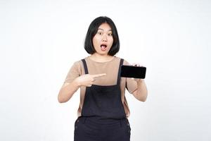 som visar appar eller annonser på tom skärm smartphone av skön asiatisk kvinna isolerat på vit bakgrund foto