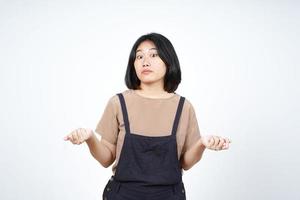 tvivel förvirrad, inte känna till gest av skön asiatisk kvinna isolerat på vit bakgrund foto