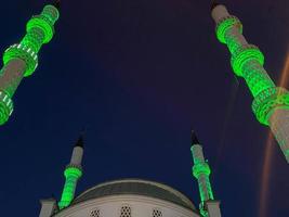stor skön hög muslim moské islamic tempel för böner till Gud allah med hög religion torn i värma tropisk östra Land sydlig tillflykt på natt foto